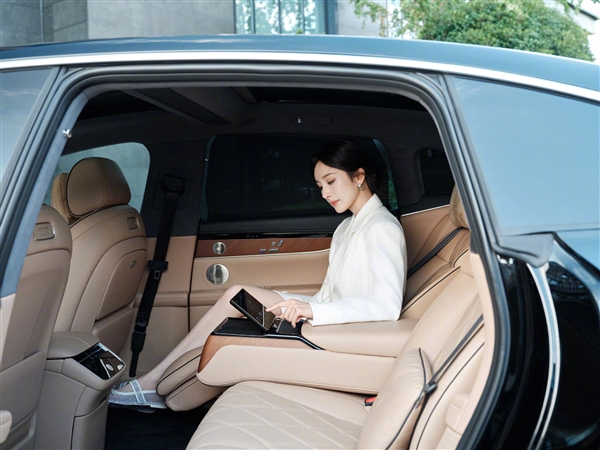 余承東親自交付：楊冪享界S9提車美圖大片