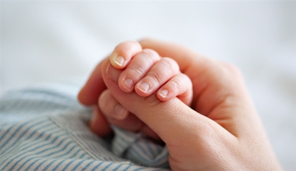 一歲萌娃出門溜達嚇壞爸爸哥哥：甩著胳膊走出了門