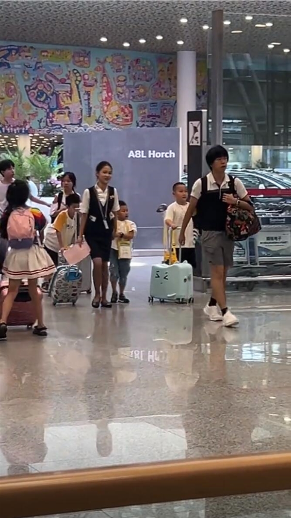 5歲娃獨(dú)自乘飛機(jī)：空姐地勤接力陪護(hù)