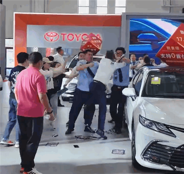 競爭激烈！廣汽豐田展臺上演“武術(shù)表演”：藍衣、白衣銷售互毆