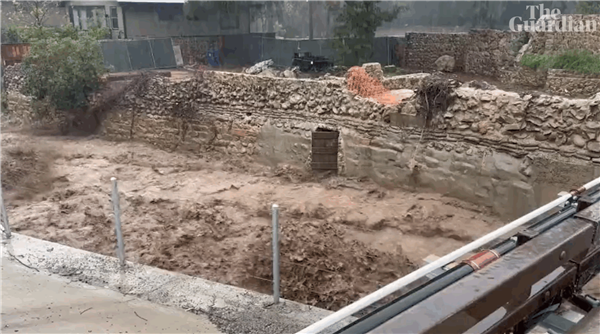 美國(guó)加州風(fēng)暴天氣已致17死 有大樹(shù)直接被連根拔起