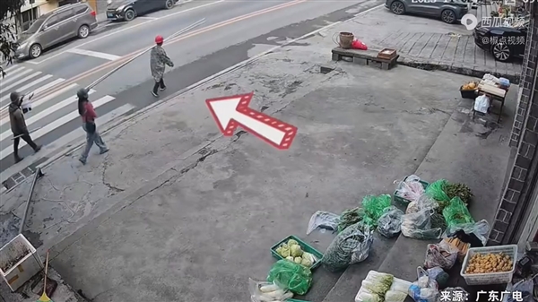 摩托車騎手撞上鋼管 導(dǎo)致粉碎性骨折:仍在ICU(圖1) 摩托車騎手撞上鋼管 導(dǎo)致粉碎性骨折:仍在ICU