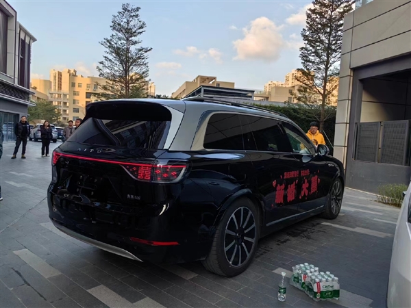 1000萬以內(nèi)最好的SUV！問界M9當(dāng)婚車：尾燈大紅雙喜應(yīng)景