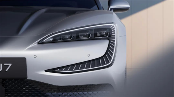 比亞迪仰望U7亮相：百萬級旗艦轎車 U9同款前燈