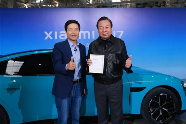雷軍頒發(fā)證書！SU7首位車主李小林點贊小米汽車：為中國汽車工業(yè)爭得榮譽
