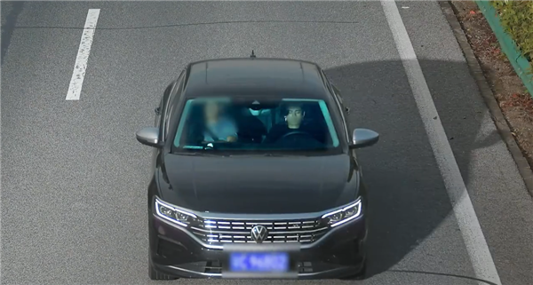 男子高速開輔助駕駛直接閉眼睡覺：車禍后才清醒