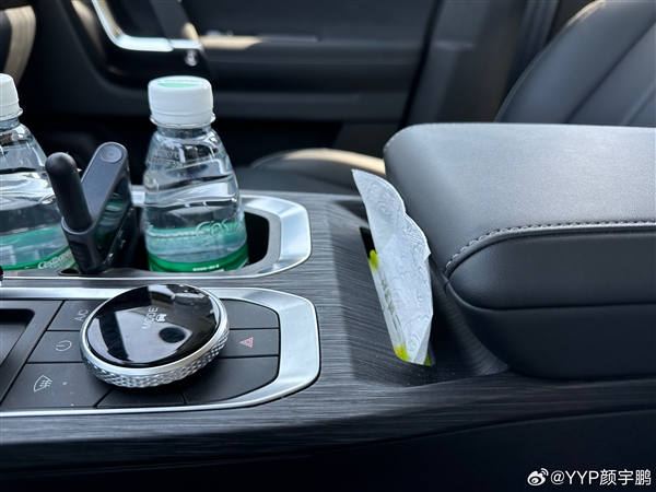 世界首款自帶紙巾盒的車(chē)誕生！車(chē)評(píng)人一致好評(píng)：真心好用