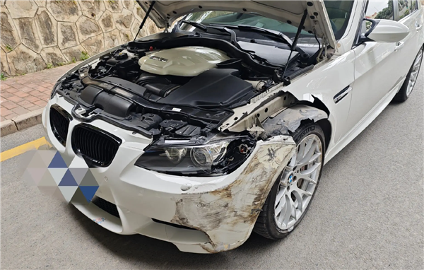 比亞迪仰望U9首撞：被寶馬M3撞到 車身開(kāi)裂