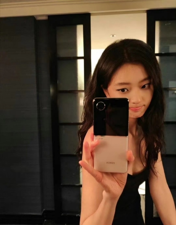 演員孫千首曝榮耀首款小折疊真機(jī)！行業(yè)最大外屏 顏值絕美