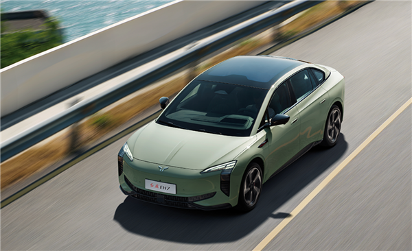 中國00后射擊選手奪巴黎奧運首金！一汽紅旗送出EH7車輛