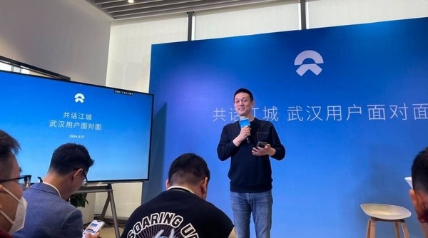 李斌：蔚來(lái)手機(jī)是防御策略 因?yàn)槿A為和小米都在造車(chē)
