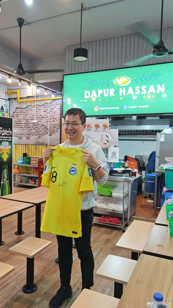 盧偉冰打卡新加坡網(wǎng)紅門將餐廳：網(wǎng)友希望K70至尊版把門焊死