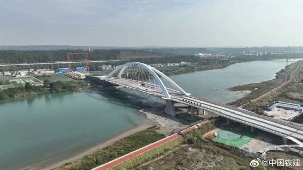 國內(nèi)首座斜截面鋼箱梁提籃拱橋主體完工：跨度達255米