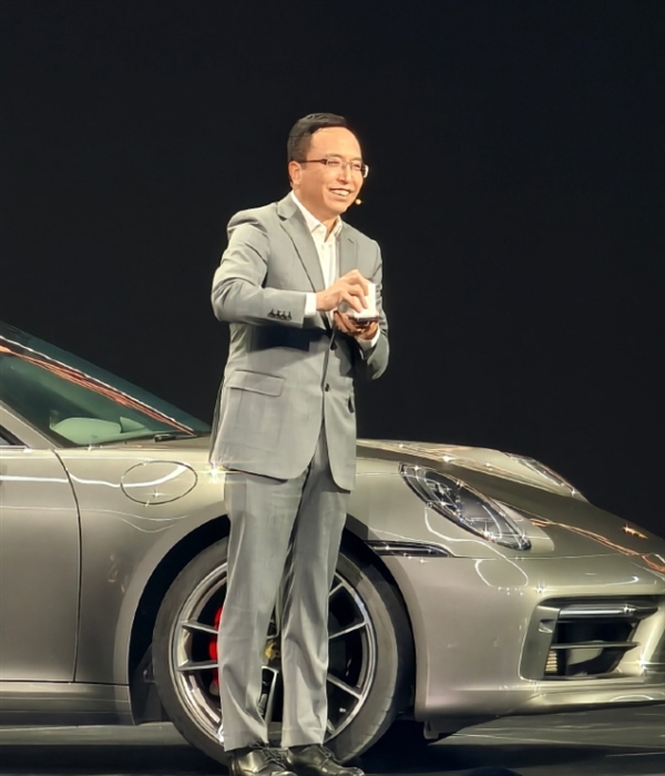 趙明現(xiàn)場(chǎng)用砂紙打磨榮耀Magic V2 RSR：一開始膜沒(méi)撕 嚇了一跳以為翻車