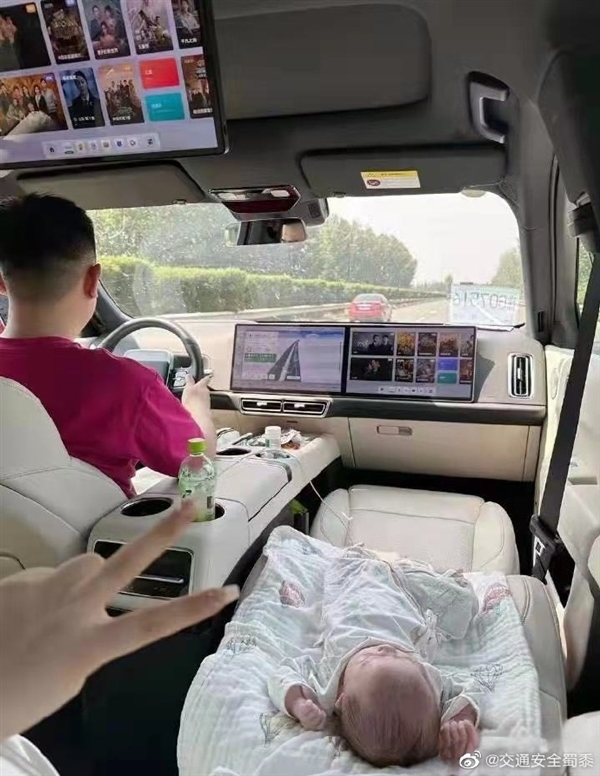 理想車主跑高速 竟讓嬰兒平躺在副駕駛 網友直呼心真大