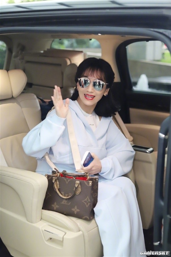 “白娘子”趙雅芝辟謠去世后首曬照：墨鏡紅唇 愛山愛水愛萬物