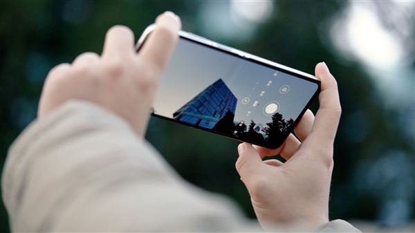 與眾不同的雙旦節(jié)禮物！華為Pocket S評(píng)測(cè)視頻：未來也許是小折疊手機(jī)天下