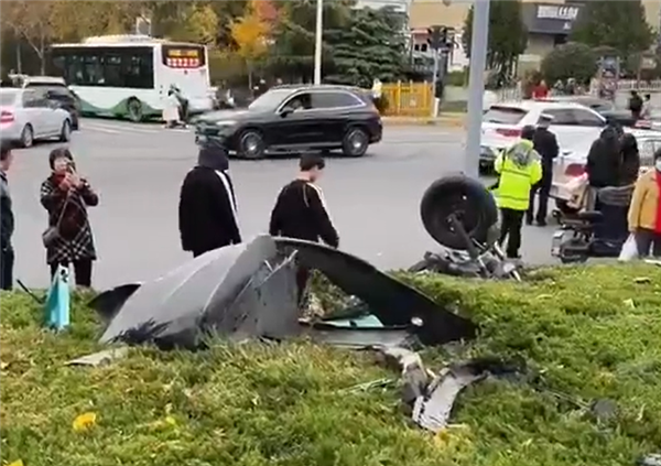 一特斯拉Model 3疑失控：撞毀一輛高爾夫后才停下