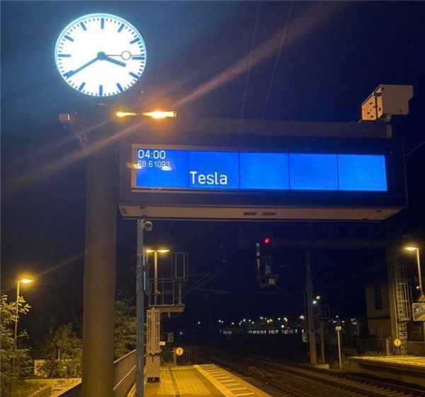 別人家的公司！特斯拉柏林超級工廠開通首條輕軌專列：可載400人