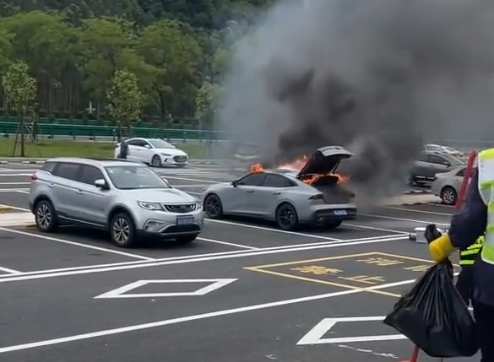 廣西服務(wù)區(qū)內(nèi)轎車突發(fā)自燃 瞬間成空架：高速客服回應(yīng)