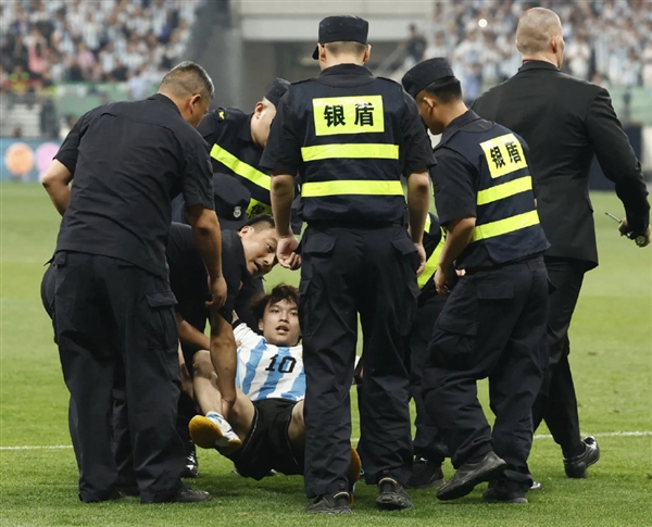 沖場(chǎng)擁抱梅西球迷被行拘：1年內(nèi)禁入賽場(chǎng)觀看同類比賽