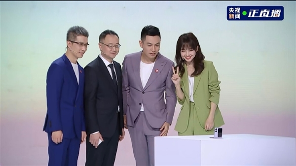 央視美女記者王冰冰上手OPPO Find N2 Flip：外屏秀萌寵互動(dòng)