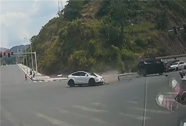 特斯拉Model Y闖紅燈與哈弗猛龍相撞：殃及無辜路人