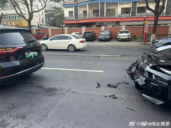 寶馬7系追尾蔚來(lái)ES8 網(wǎng)友：蔚來(lái)無(wú)傷 寶馬像是撞了空氣墻