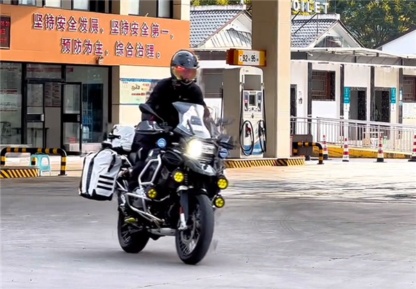 單日行程3300公里！博主稱用18小時(shí)從黑龍江飆車至新疆引圍觀