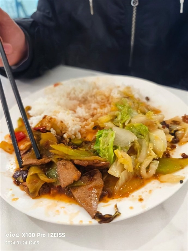 哪家品牌最給力！博主喊話華為問界提高客戶餐食：花30萬去提車給吃的不太行