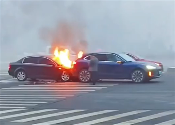 未能擊穿對方護(hù)甲 燃油車追尾問界M5：自己車頭燃起大火