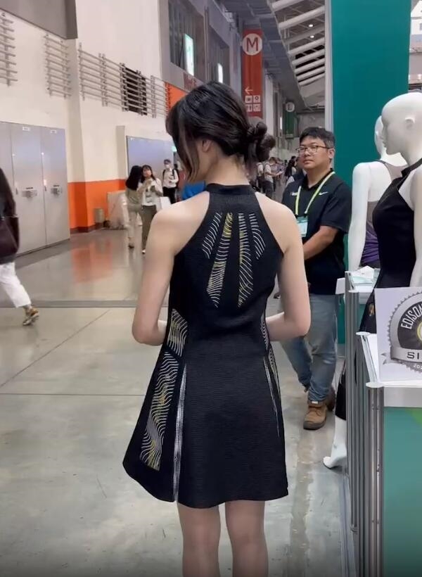 美女模特試穿電子紙裙子：能變色、變換圖案