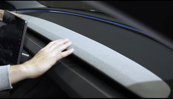 若賣20萬(wàn)國(guó)產(chǎn)怎么打？新款特斯拉Model 3實(shí)車曝光：轉(zhuǎn)向、換擋桿全沒(méi)了