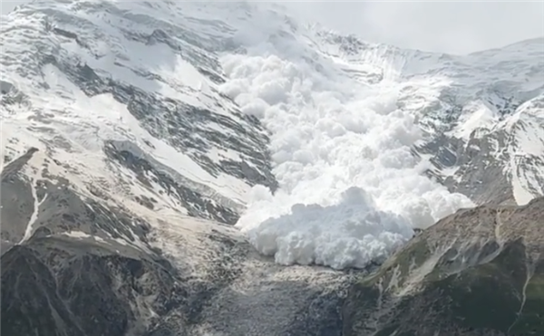 游客新疆旅游拍下雪崩全過程：壯觀至極 眾人尖叫