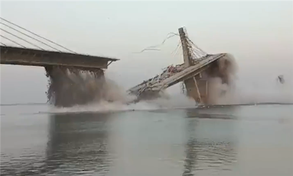 一個(gè)月塌兩座！印度耗資百億在建橋梁發(fā)生塌陷：打樁人為失誤