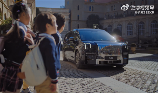 孩子車內(nèi)玩游戲家長秒切在線課！極氪009“卷娃”式宣傳遭強(qiáng)烈吐槽