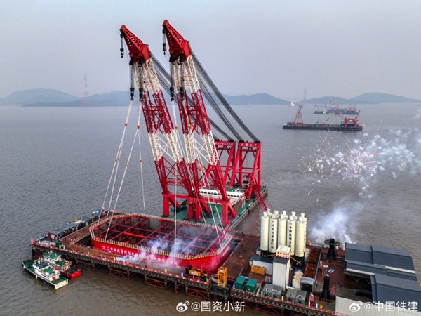 新進(jìn)展！世界最大跨度三塔鋼箱梁斜拉橋進(jìn)入海上主墩承臺(tái)施工階段