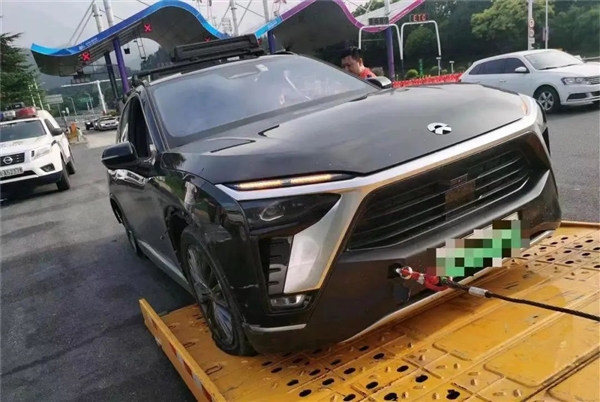 蔚來車主高速開自動(dòng)駕駛撞上護(hù)欄 女兒：罰款 讓他長點(diǎn)記性