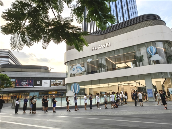 Mate 60 Pro首次現(xiàn)貨開(kāi)賣！華為門店排起長(zhǎng)隊(duì)