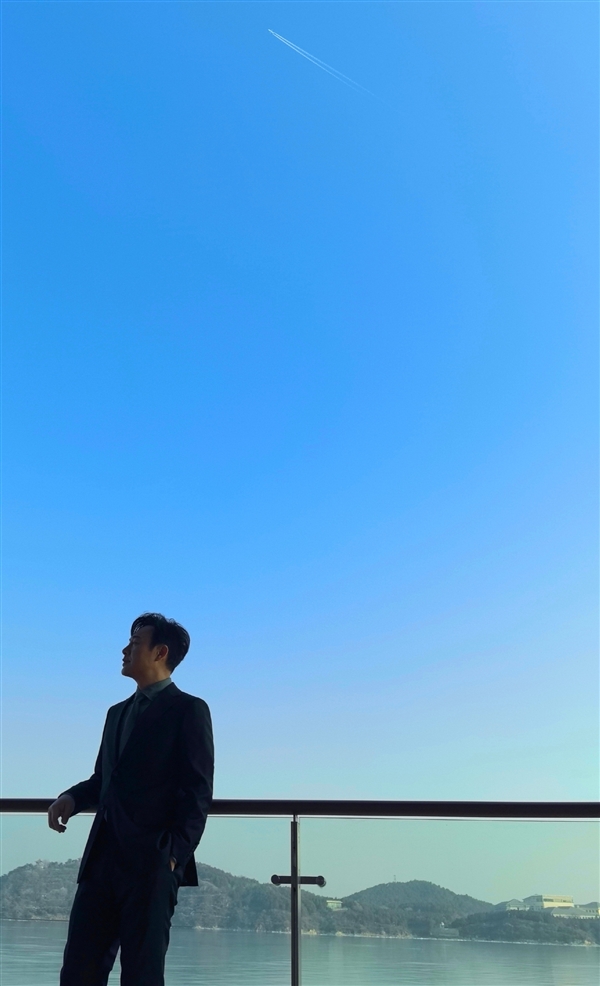 人像絕了！張頌文曬小米14 Pro自拍照：直言國(guó)產(chǎn)手機(jī)質(zhì)感很好