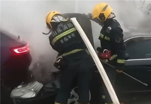 未能擊穿對方護(hù)甲 燃油車追尾問界M5：自己車頭燃起大火