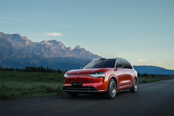 誤踩問界M9油門 系統(tǒng)自動(dòng)剎停避免撞車！車主：用一次就夠本了