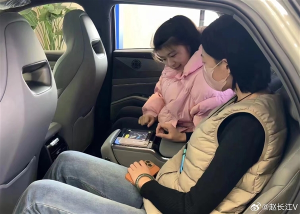 刮掉胡須顏值更帥！新款騰勢N7到店引數(shù)十人圍觀