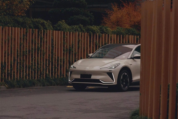 半輻式方向盤“致敬”特斯拉 上汽智己LS7官圖發(fā)布