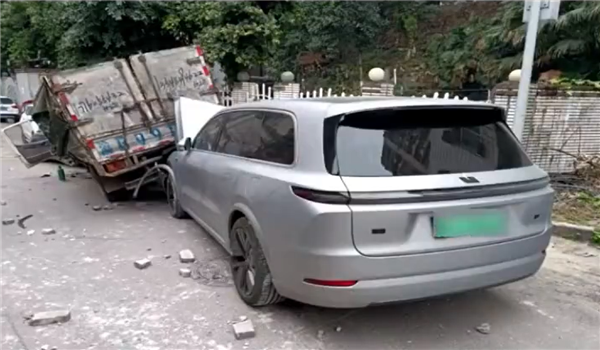 女子小巷停車失誤一口氣撞了10輛：被救時(shí)還在踩油門