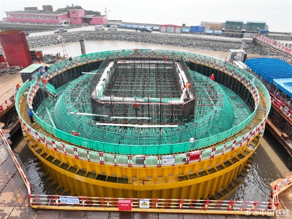 直徑27米！國內(nèi)最大跨度跨海橋梁首個海上承臺順利澆筑完成