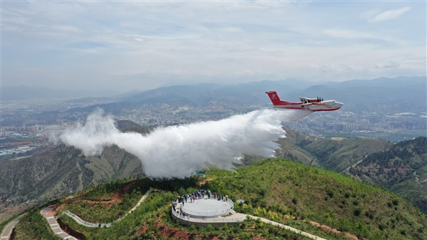 全球最大水陸兩棲！中航工業(yè)AG600大型滅火飛機(jī)亮相歐洲