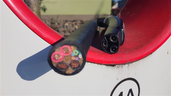 車主看后想罵人 特斯拉一充電站全被“割了”：只剩樁不見槍