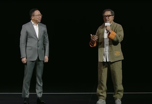 成龍“腳踢”榮耀手機(jī)毫發(fā)無損：一口氣買了十幾臺(tái)送人