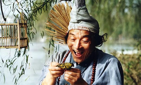 90歲老戲骨游本昌再穿濟(jì)公服 新年為大家撞鐘祈福